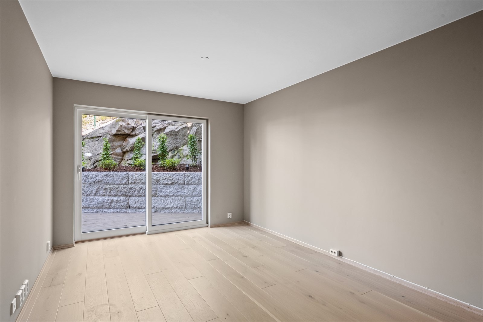 Fra stuen kan du direkte bevege deg ut på en usjenert terrasse Galleribilde