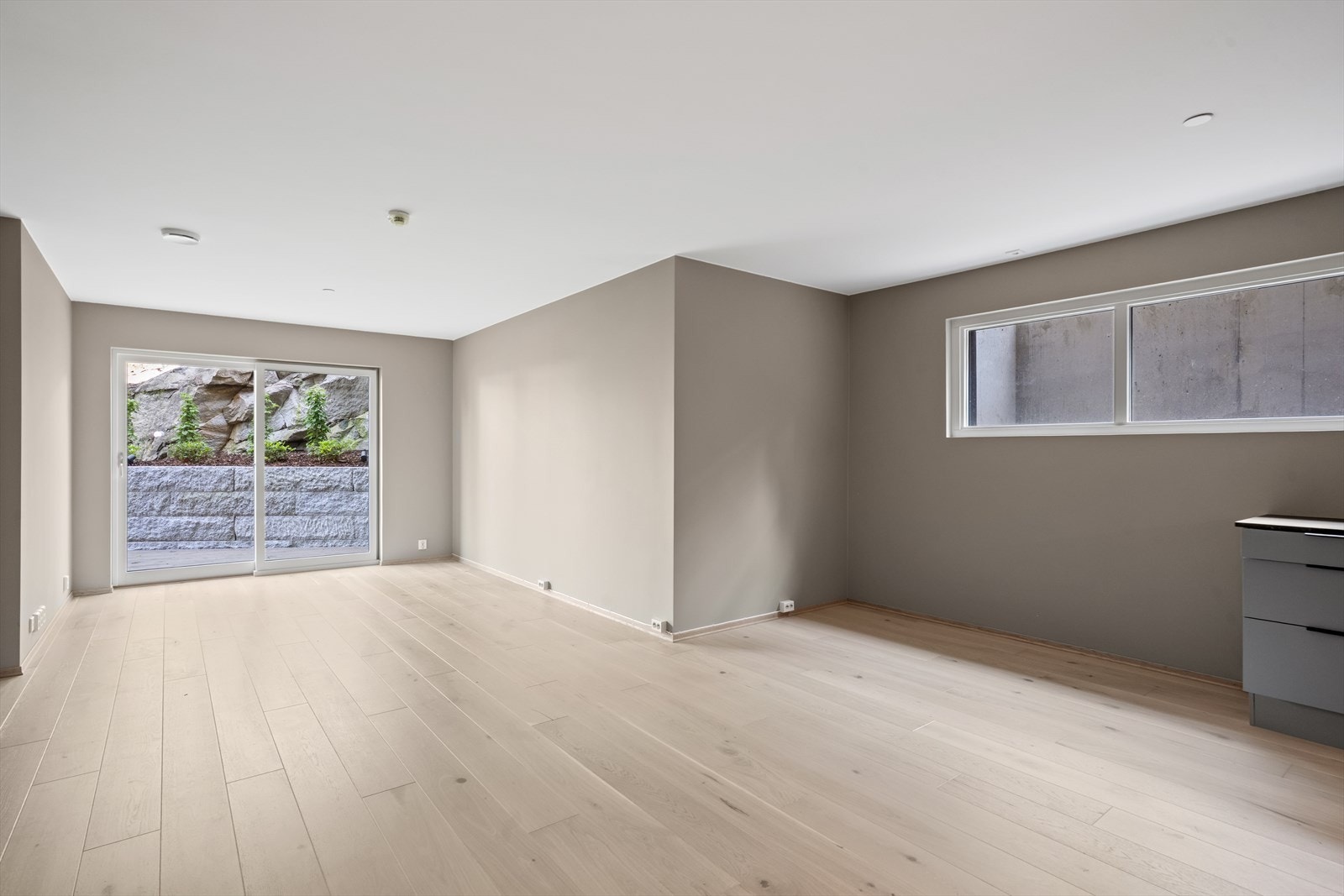 Stue i åpen løsning til kjøkken med plass til spisebord med tilhørende stoler Galleribilde