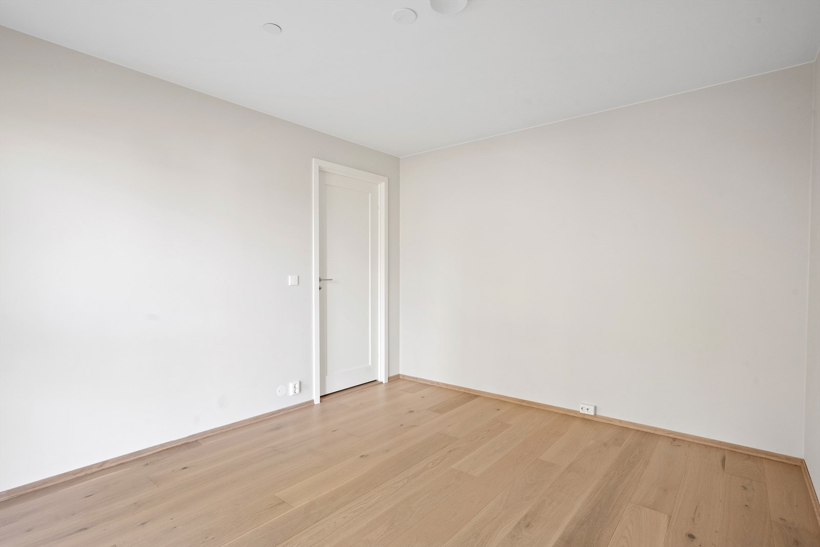 Rommet har avsatt plass til garderobeløsning Galleribilde