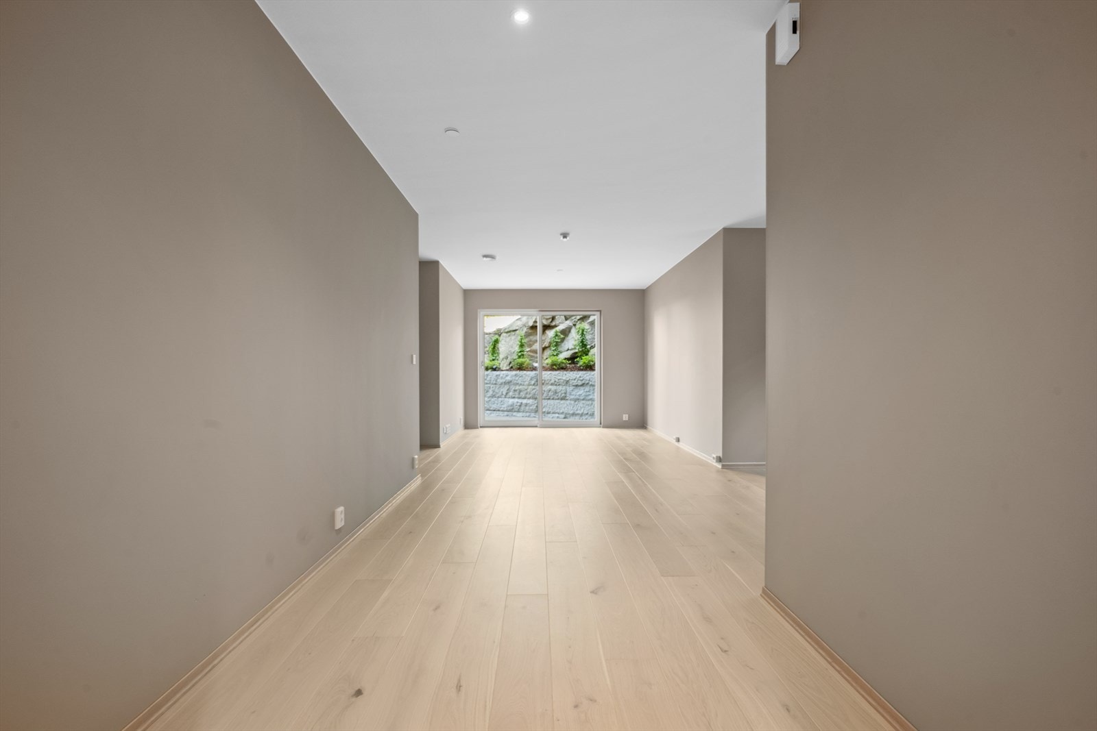 Velkommen inn i en lys entré med avsatt plass til garderobeløsning Galleribilde