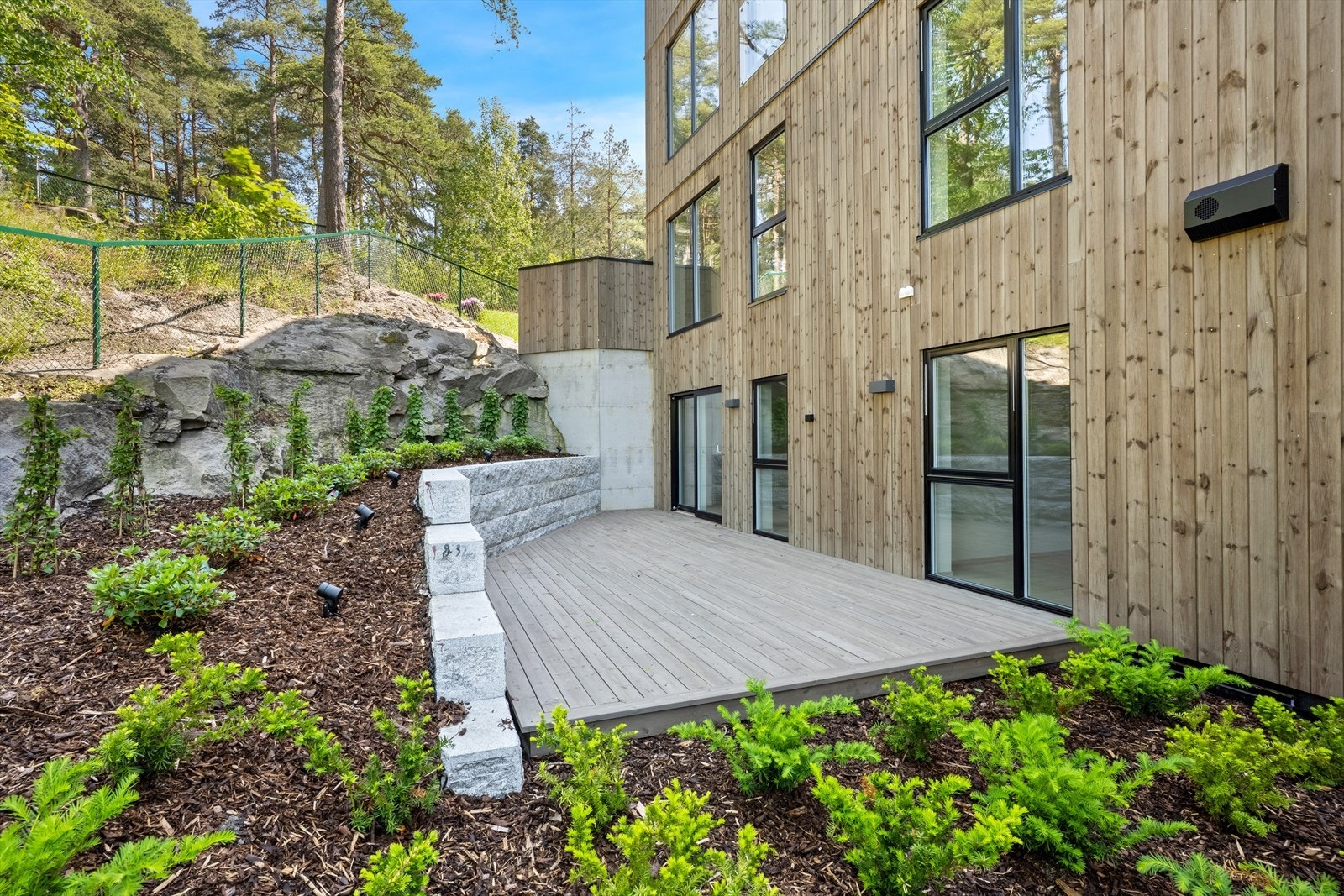 Det er beplantet på utsiden av egen terrasse Galleribilde