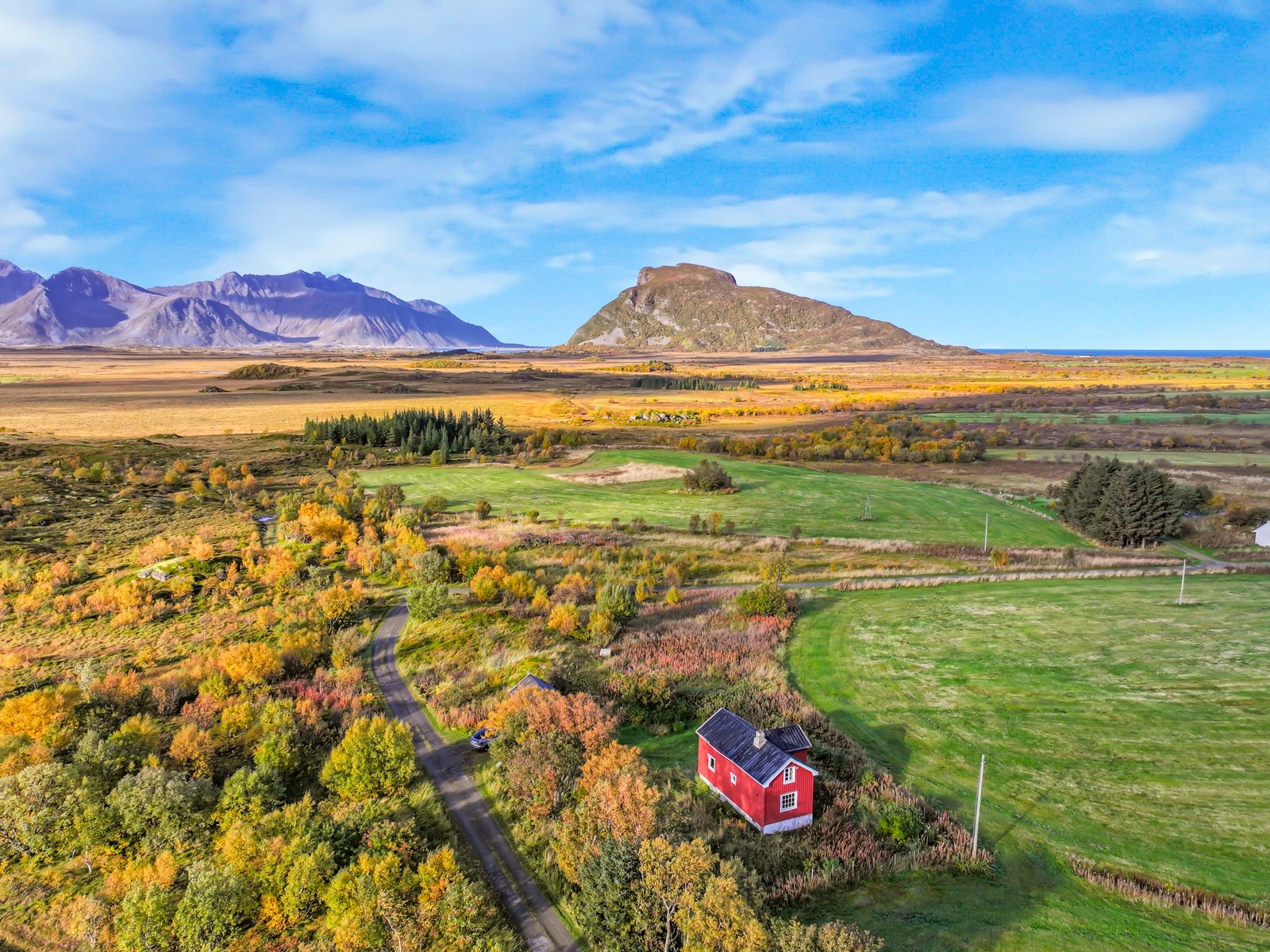 Dagligvarehandel finner du på Snarkjøp Gimsøy Landhandel Lofoten, omtrent 13 minutter unna med bil. Galleribilde