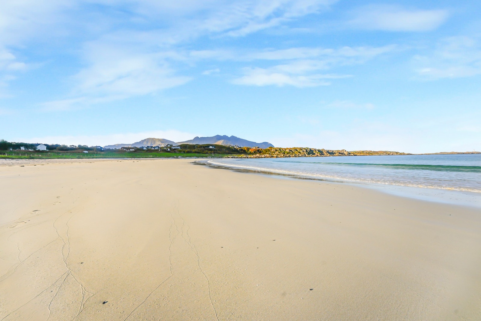 Her kan du nyte lange spaserturer langs kysten, bade i havet på sommerdager, eller utforske det storslåtte fjellandskapet som omkranser øya. Galleribilde