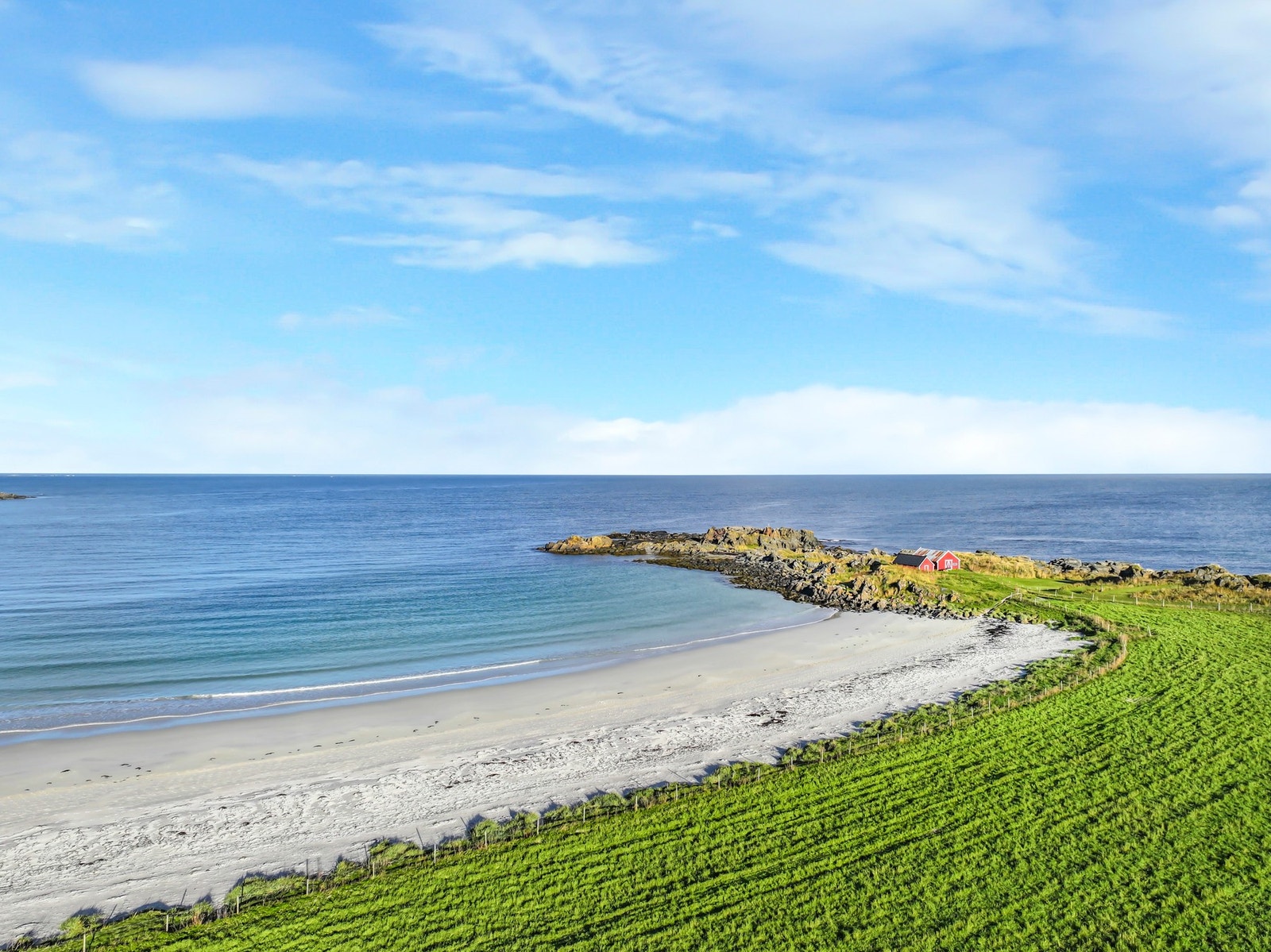 Fra eiendommen har du kort vei til både strand, fjell og store friluftsområder. Galleribilde
