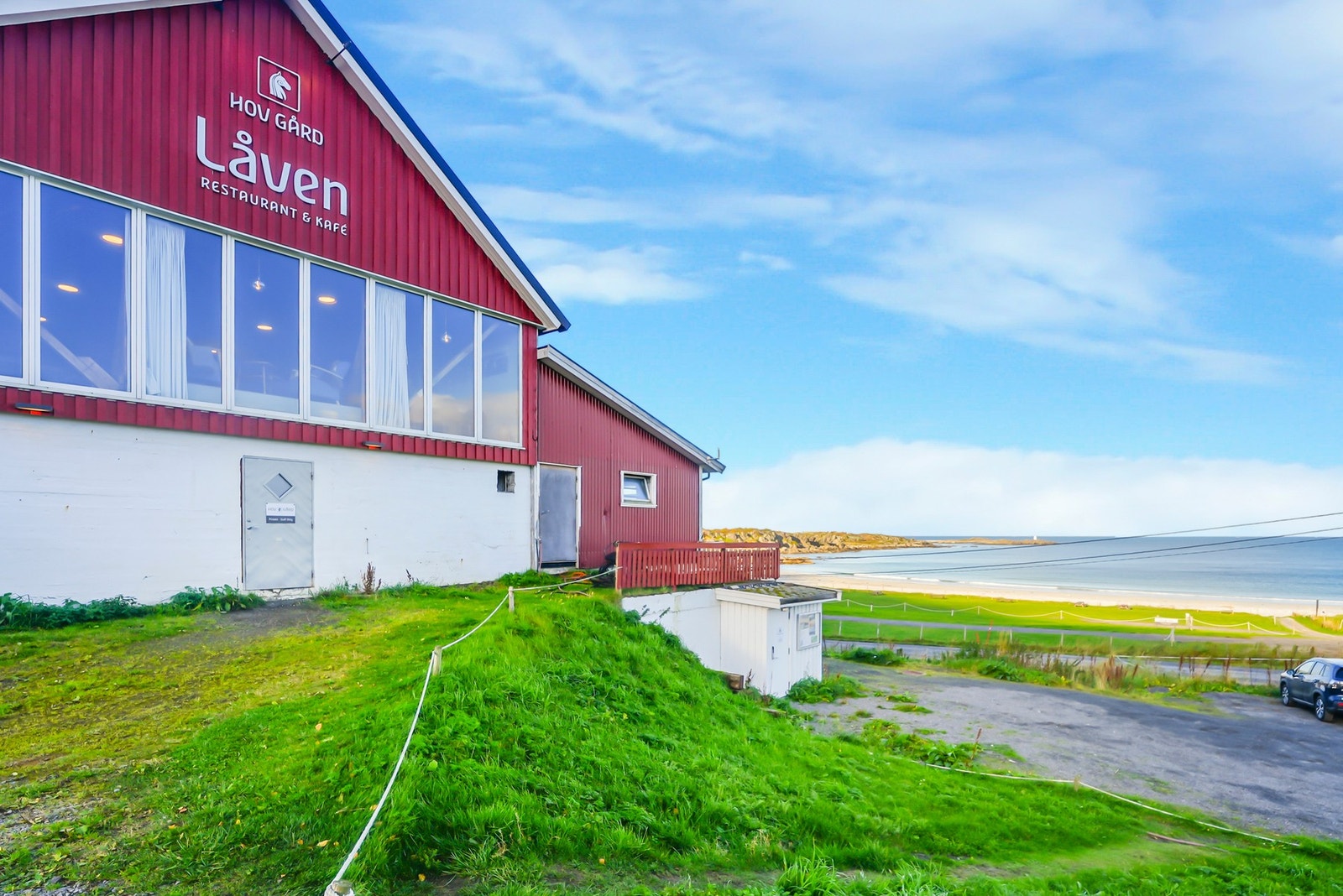 En kort tur unna finner vi Låven Restaurant som er åpen alle dager og serverer nydelig mat i godt selskap. Galleribilde