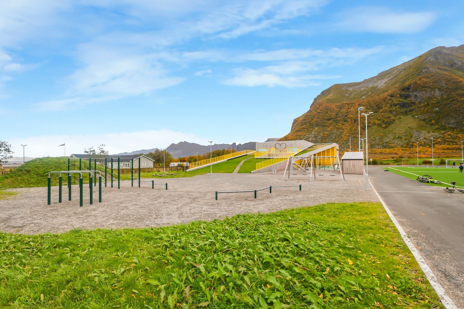 For barnefamilier er det praktisk med Gimsøy skole (1.-10. trinn) og Gimsøy barnehage (1-5 år), begge plassert kun ca. 1 km unna, tilsvarende en kjøretur på rundt 10 minutter. Galleribilde
