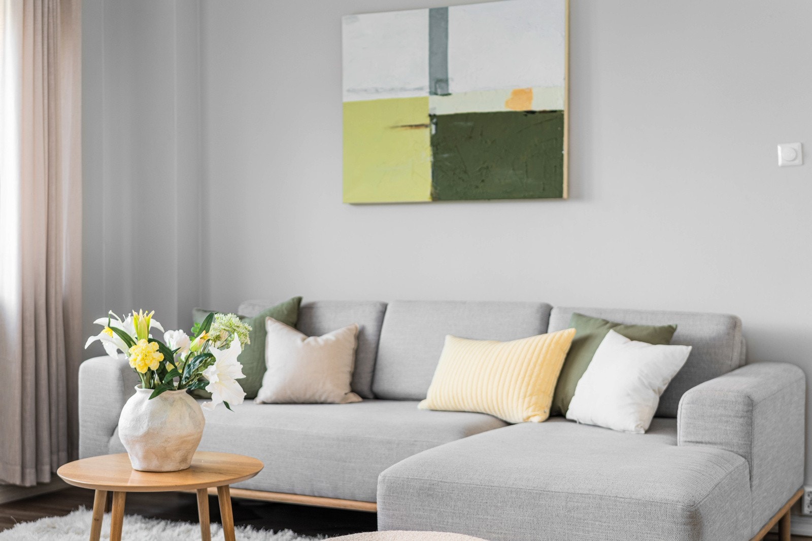Stilrent møbleringsalternativ med god plass til sofagruppe. Galleribilde
