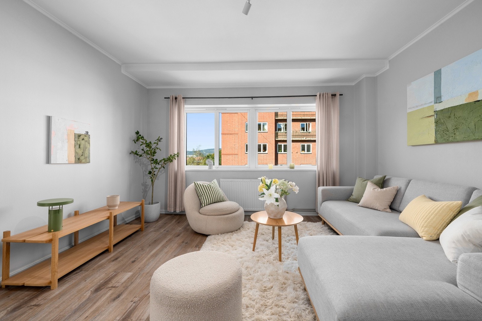 Store vindusflater som slipper inn rikelig med lys. Galleribilde