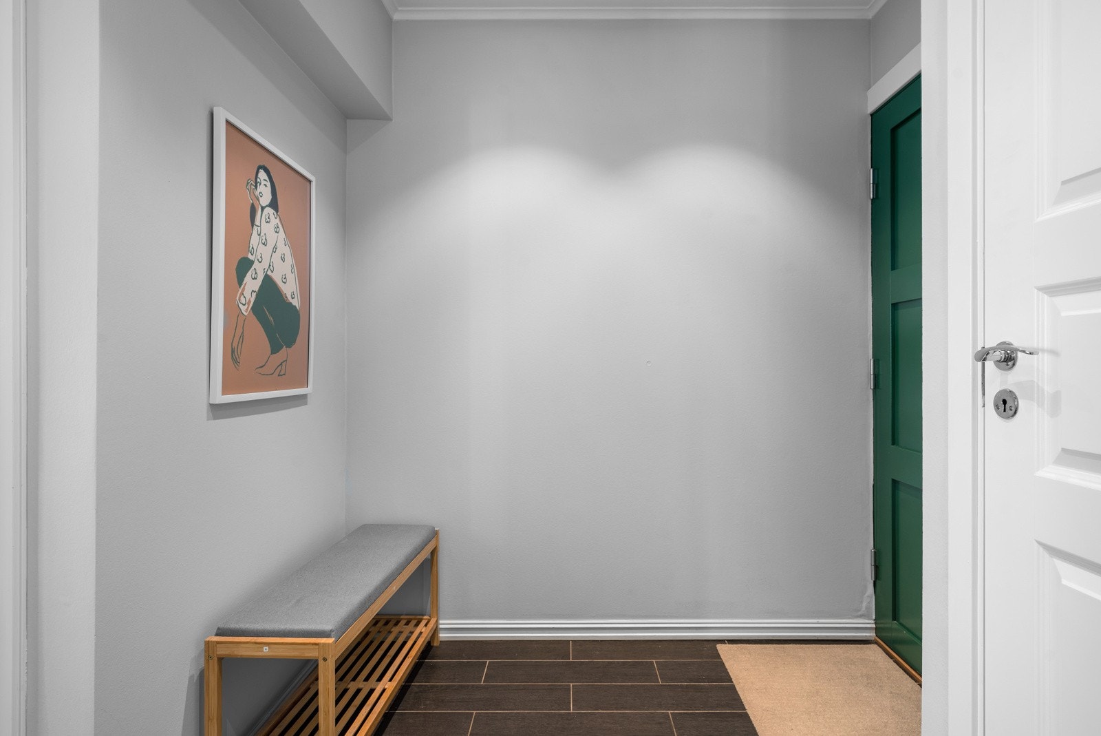 Praktisk entré med flislagt gulv, varmekabler og god plass til oppbevaring av yttertøy og sko. Galleribilde