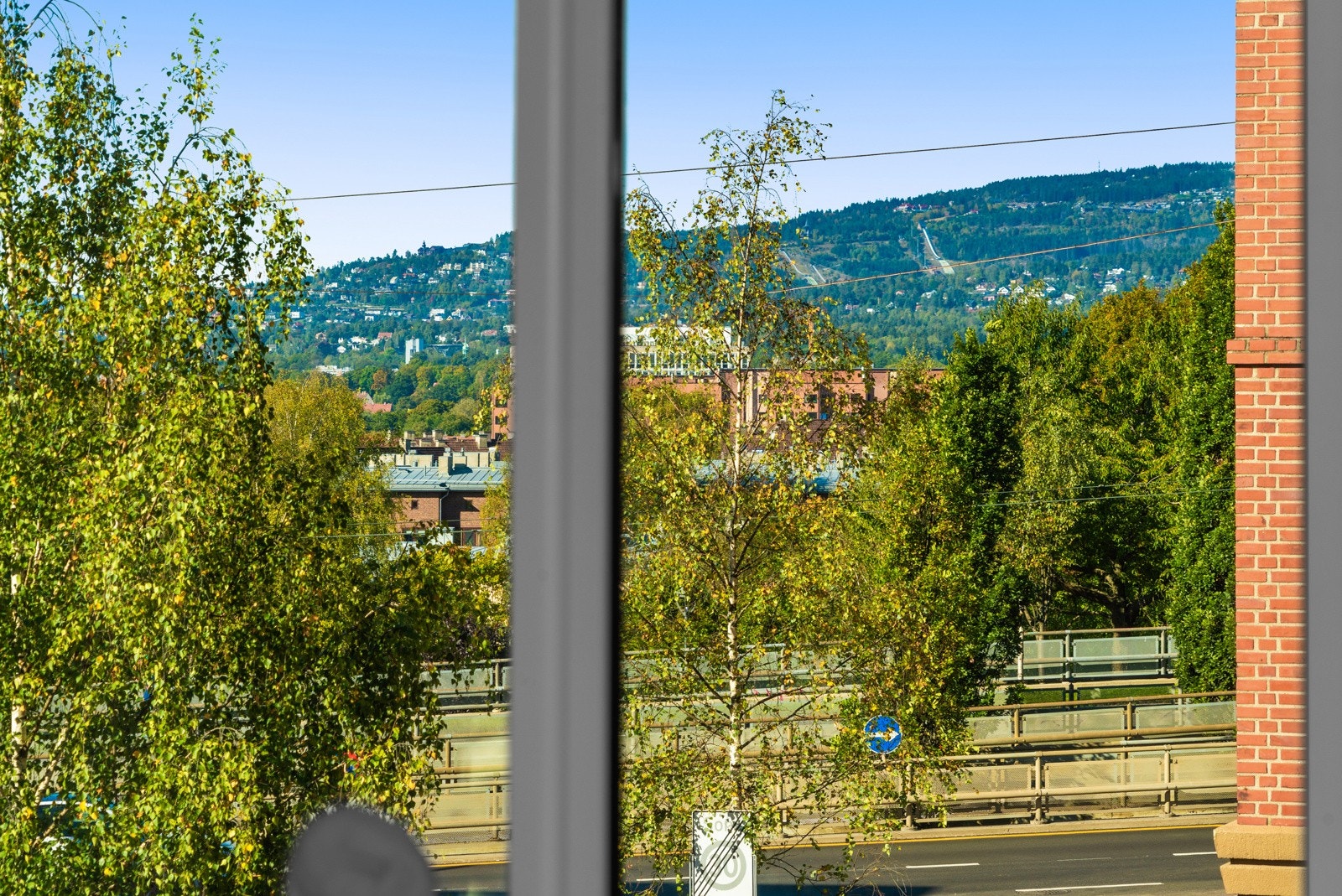 Boligen har en god intern beliggenhet i sameiet med flott utsikt mot Holmenkollen fra stuen! Galleribilde