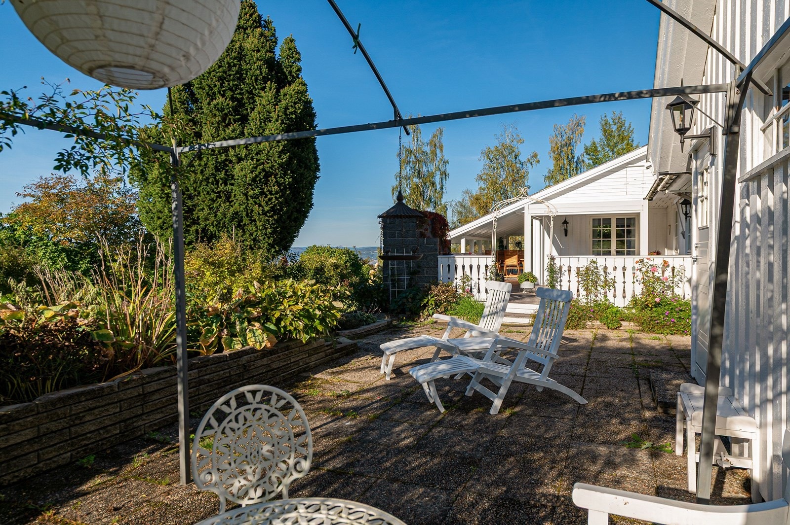 Romslig uteområde med mulighet for å skape flere hyggelige soner til både avslapning og sosiale sammenkomster. Galleribilde