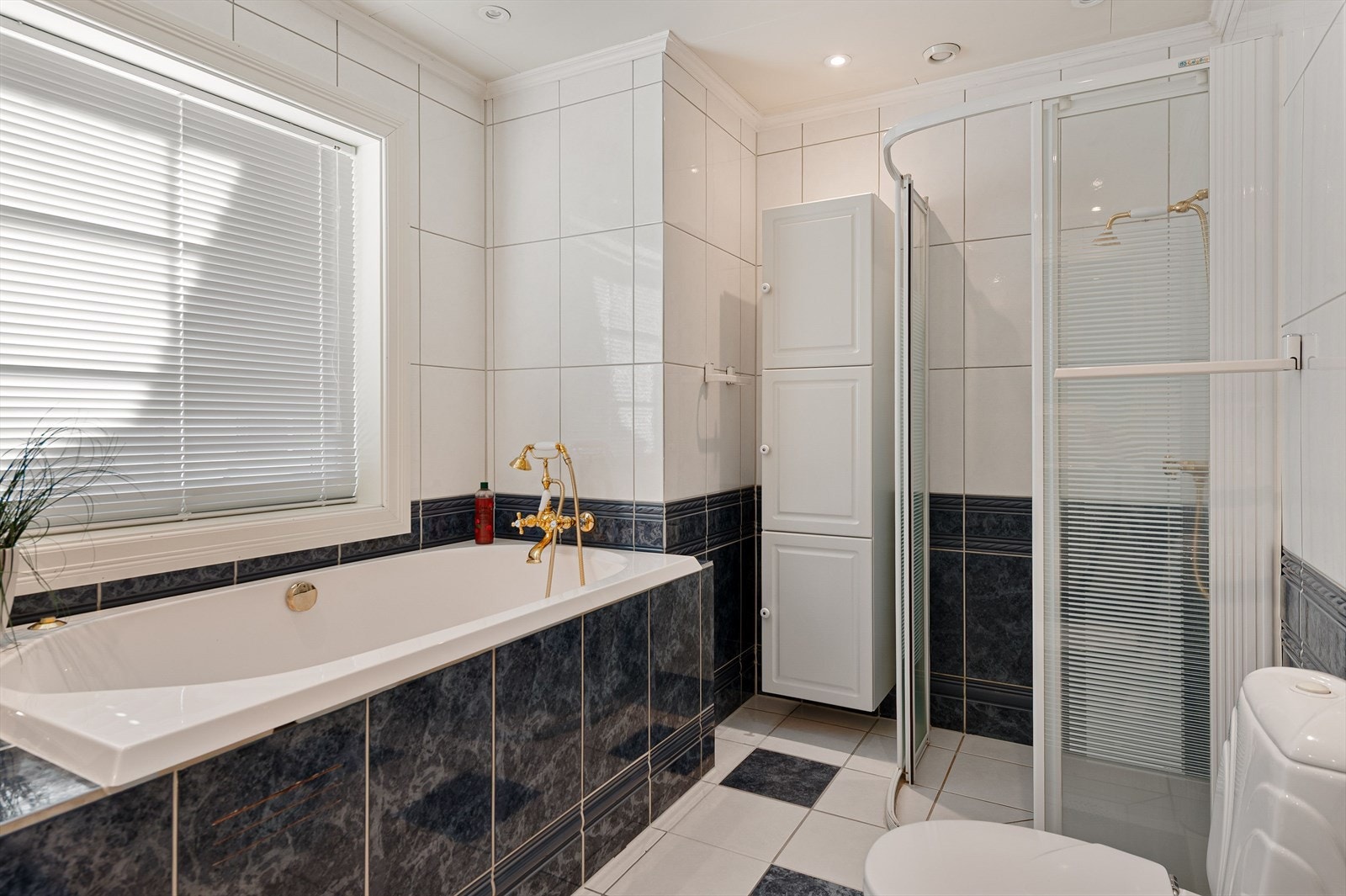 Rommet har innredning med nedfelt servant, toalett, Hurricane massasje badekar og dusjvegger/hjørnet. Det er 24 karat gullbelagte armaturer. Galleribilde