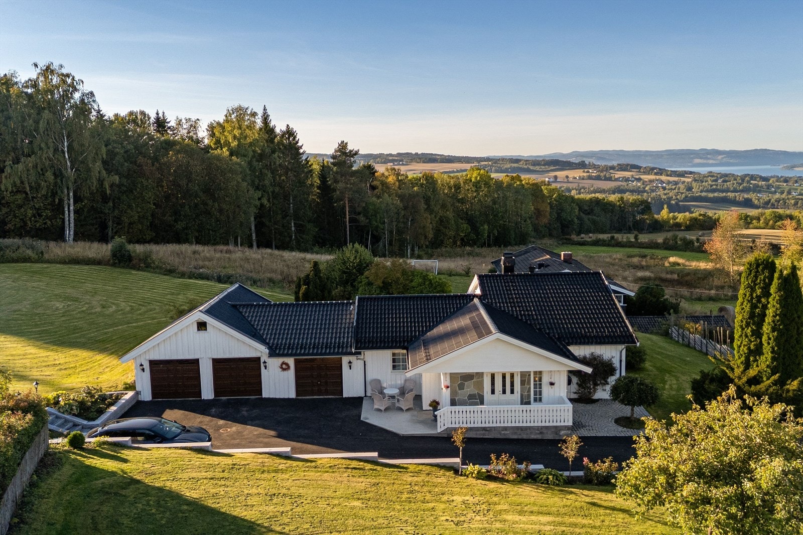 Stilig og flott bolig med romslig og solrik tomt. Galleribilde