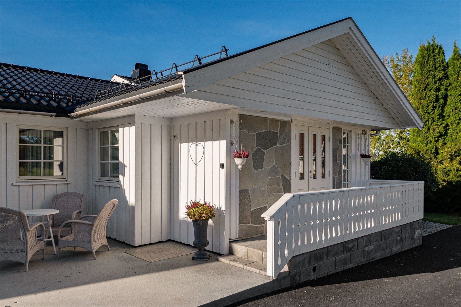 Stilig inngangsparti med flotte steinvegger som gir et eksklusivt preg. Galleribilde