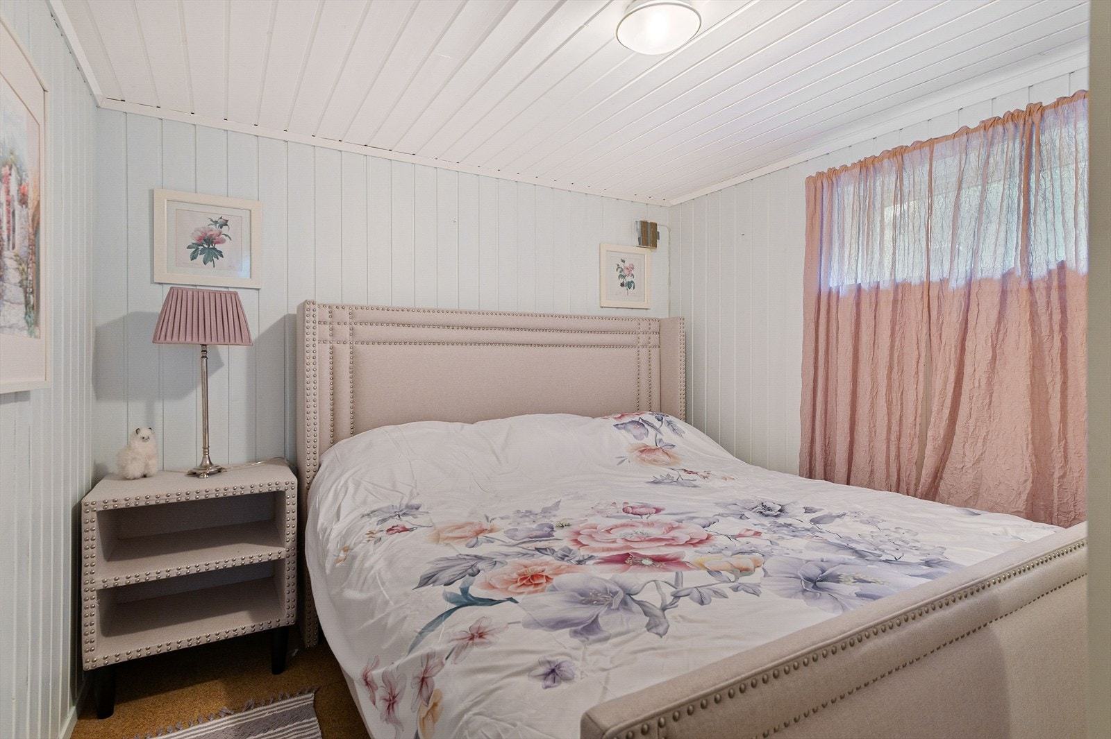 Soverom i kjelleretasjen. Her har du god plass til en dobbeltseng. Galleribilde