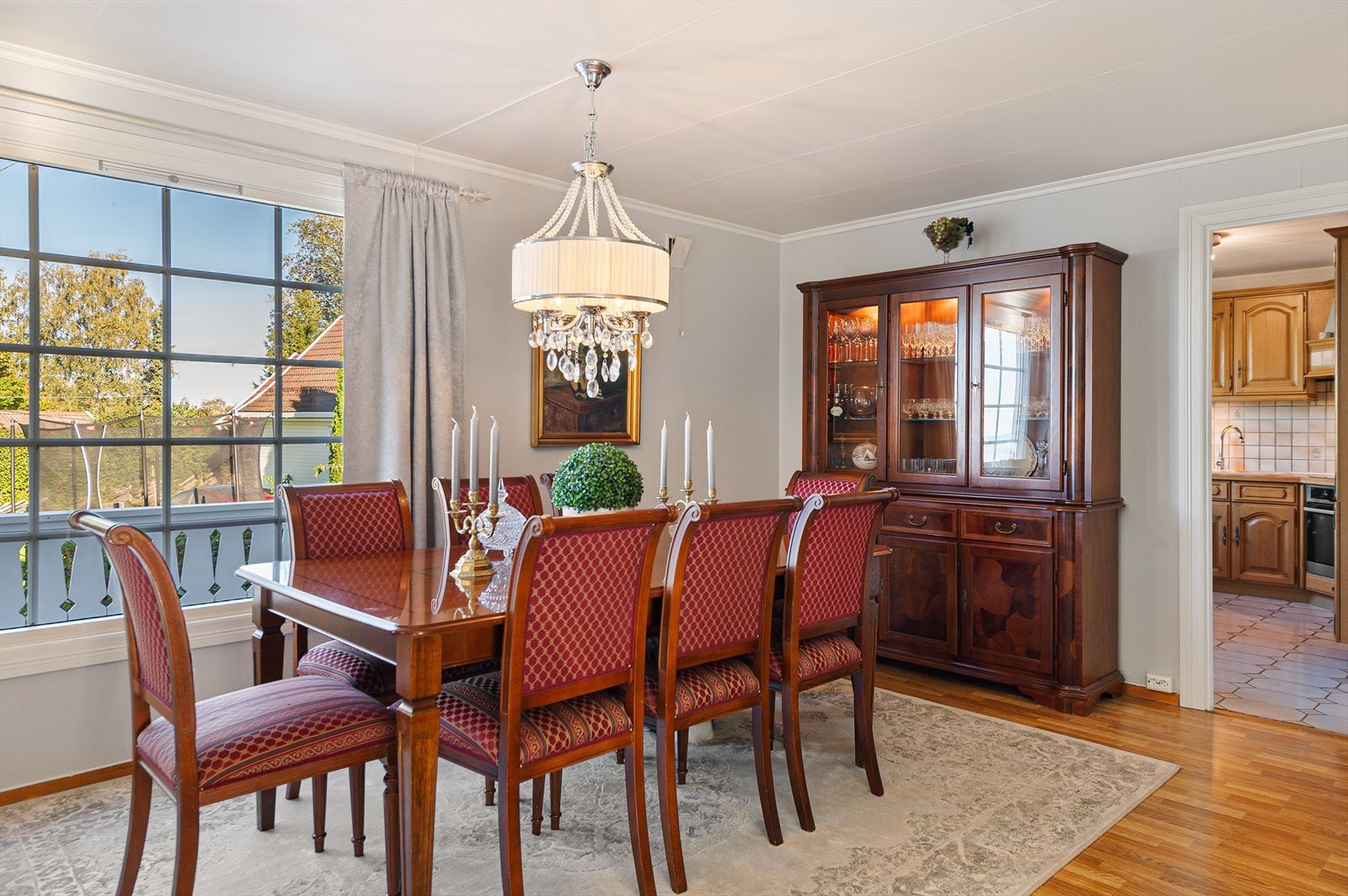 Stuen har store vindusflater som gir mye naturlig lys. Galleribilde