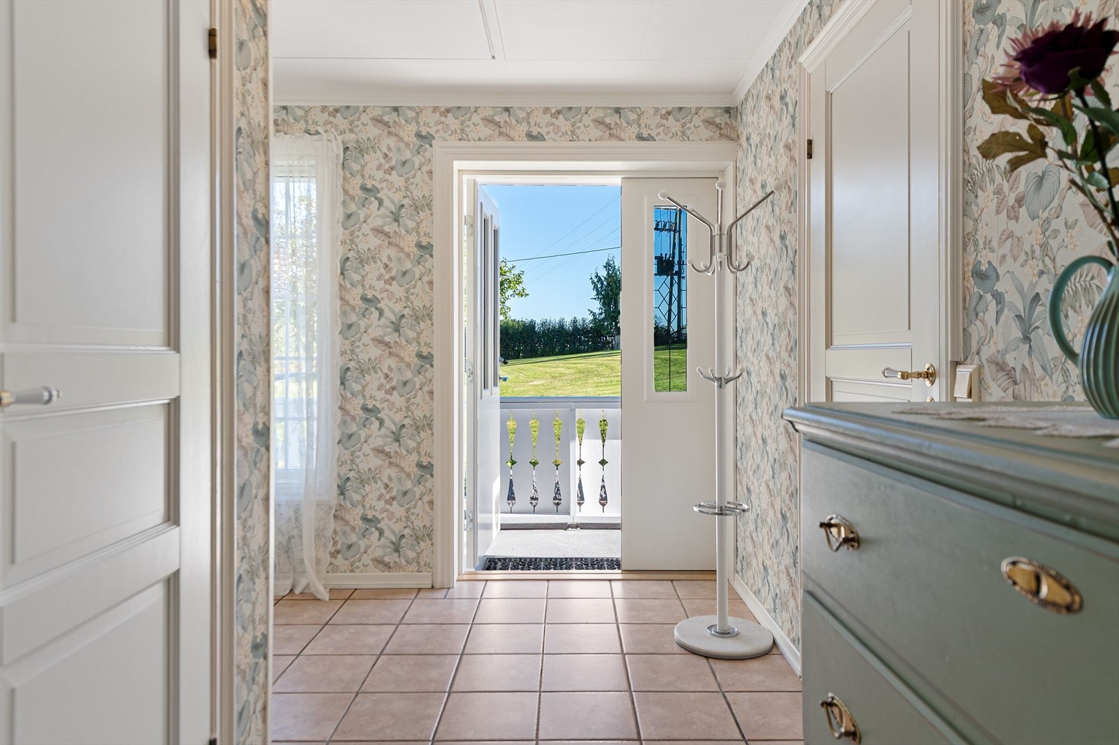 Entré med god plass til sko og ytterklær. Galleribilde