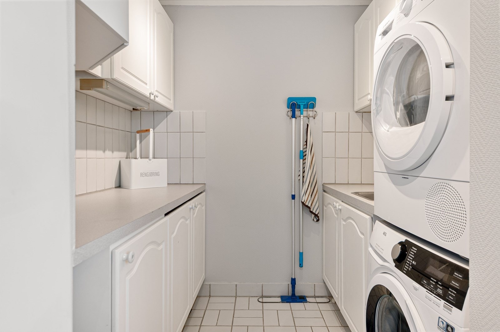 Lyst og ryddig vaskerom som gjør hverdagen enklere. Galleribilde