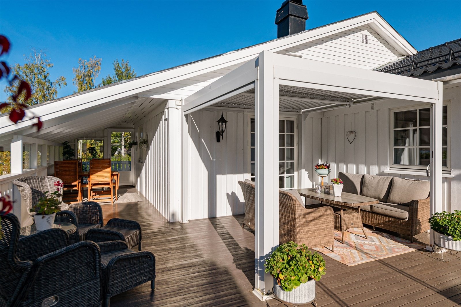 Overbygd veranda med tilhørende pergola - perfekt for utesamvær uansett vær. Galleribilde