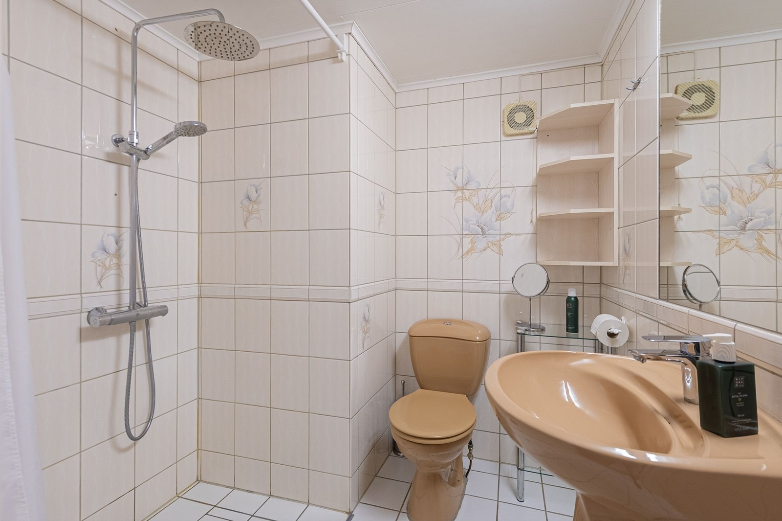 Bad innredet med servant, toalett og dusj. Galleribilde