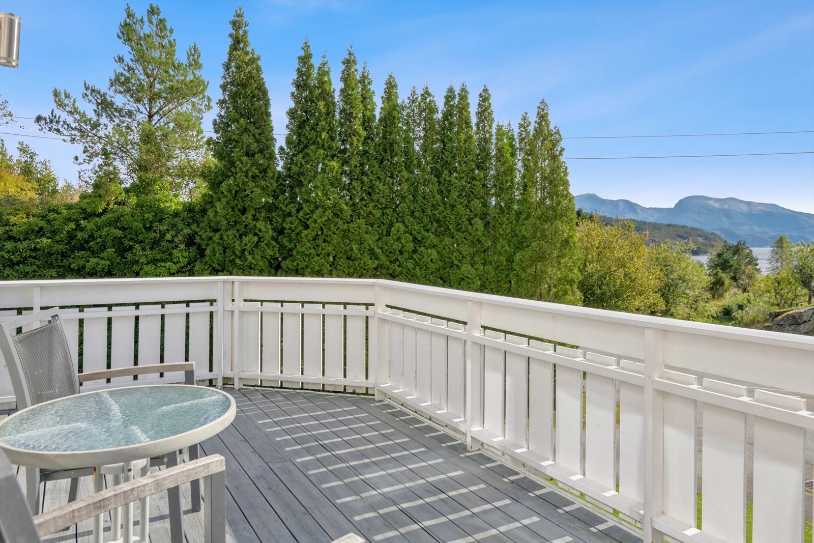 Utenfor kjøkkenet er det en stor altan Galleribilde