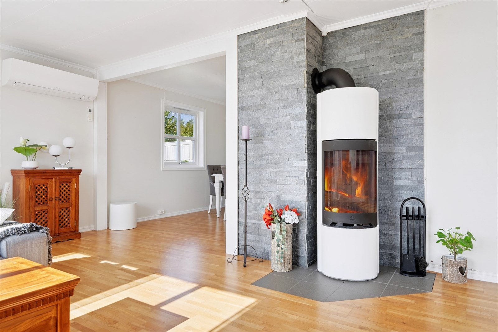 Det er montert både vedovn og varmepumpe i stuen Galleribilde