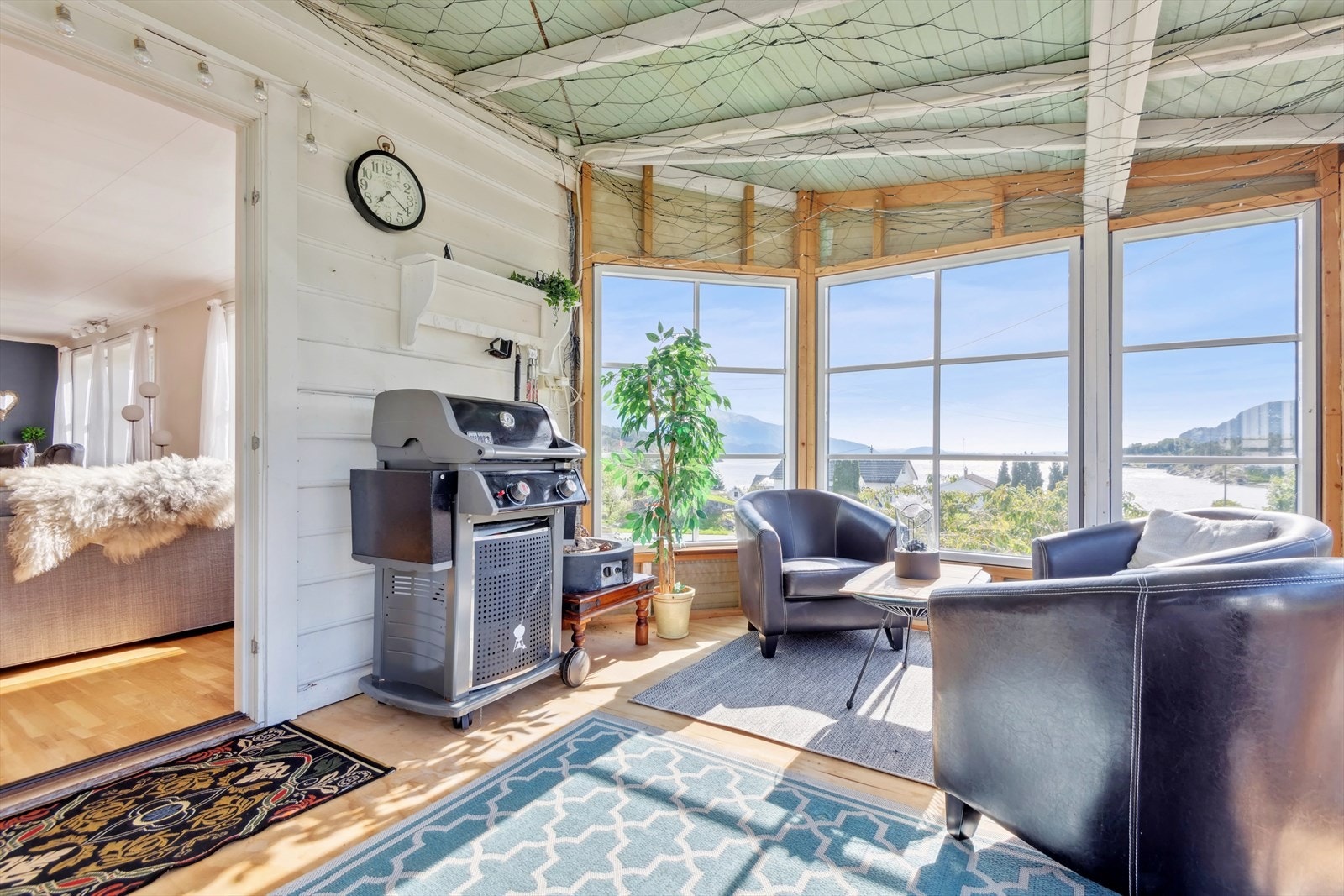 Ved siden av stuen er det en koselig vinterhage Galleribilde