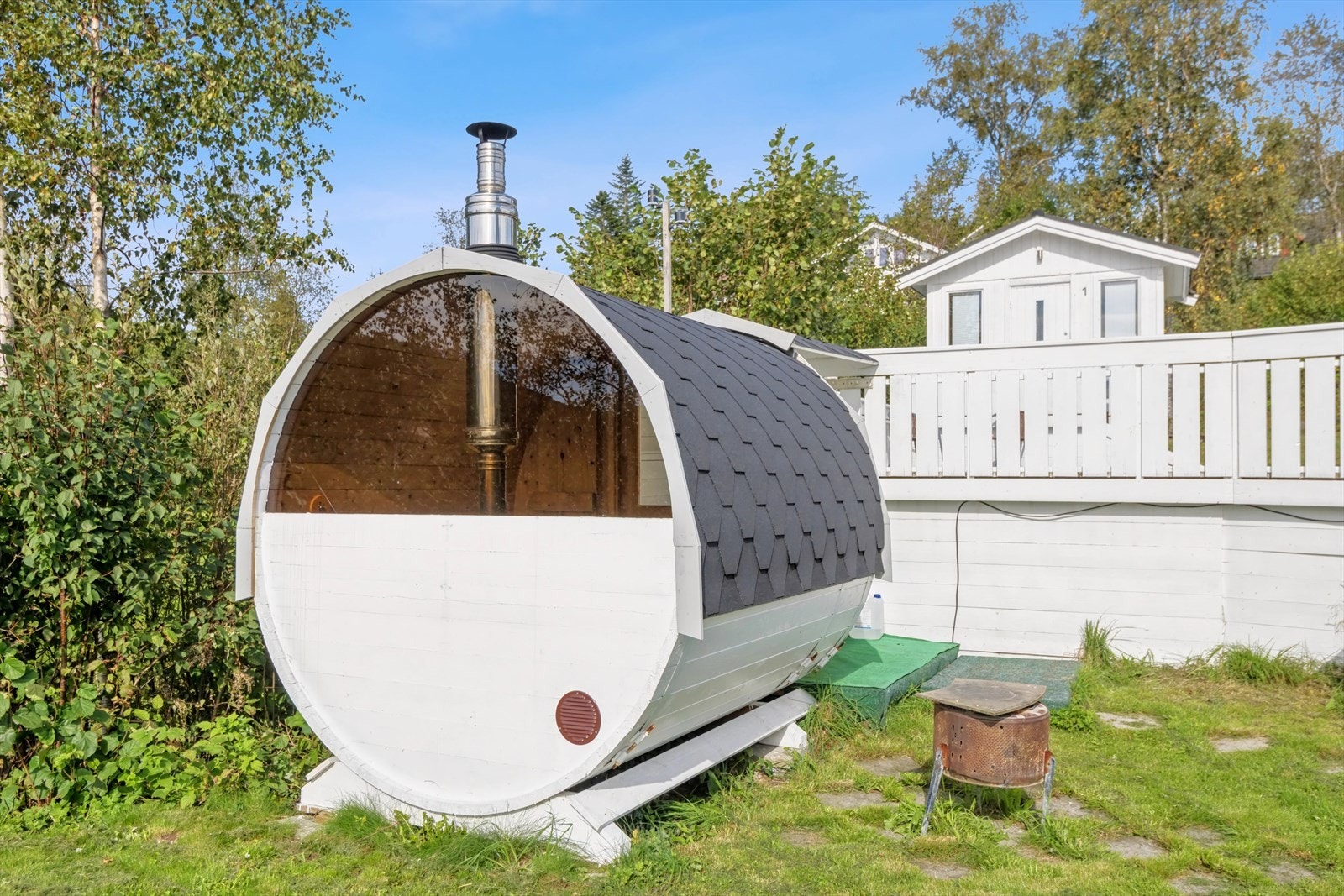 I hagen står det en tønneformet badstue Galleribilde
