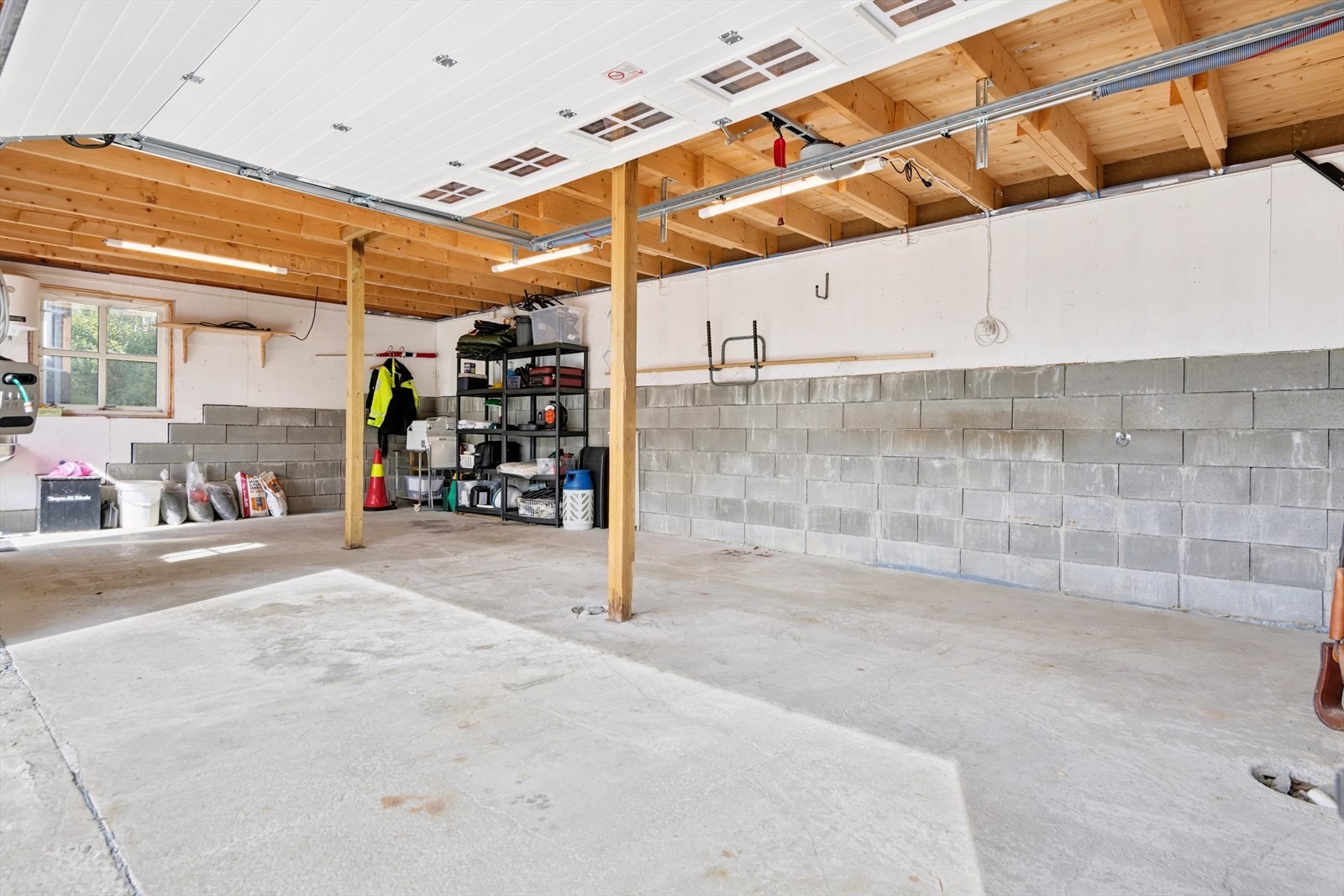 Det er to digre garasje på eiendommen med grunnflate på over 100 m² totalt - Garasjebygg 1 Galleribilde