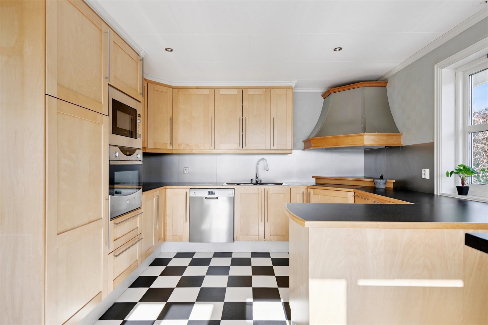 Kjøkkenet er velutstyrt og har godt med skap- og benkeplass Galleribilde