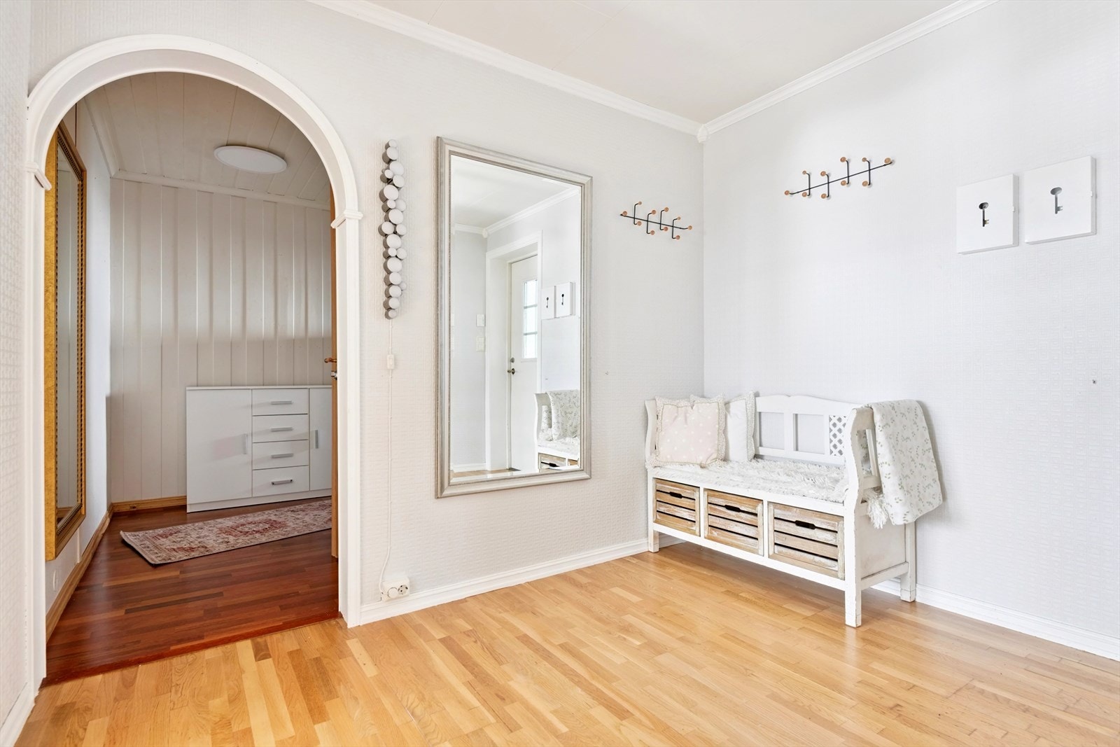 Inne blir du møtt av en romslig gang med god plass til å henge fra seg - i tillegg er det en ekstra grovinngang i boligen Galleribilde