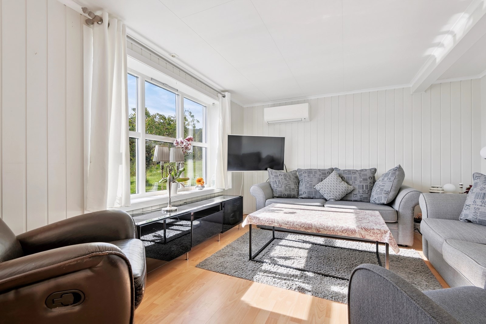 Det er laget leilighet i underetasjen med egen innkjørsel Galleribilde