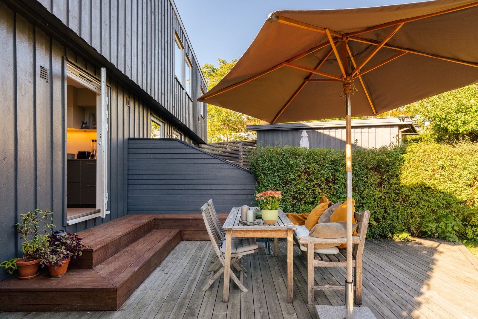 Utgang fra kjøkken til stor terrasse og hage. Galleribilde