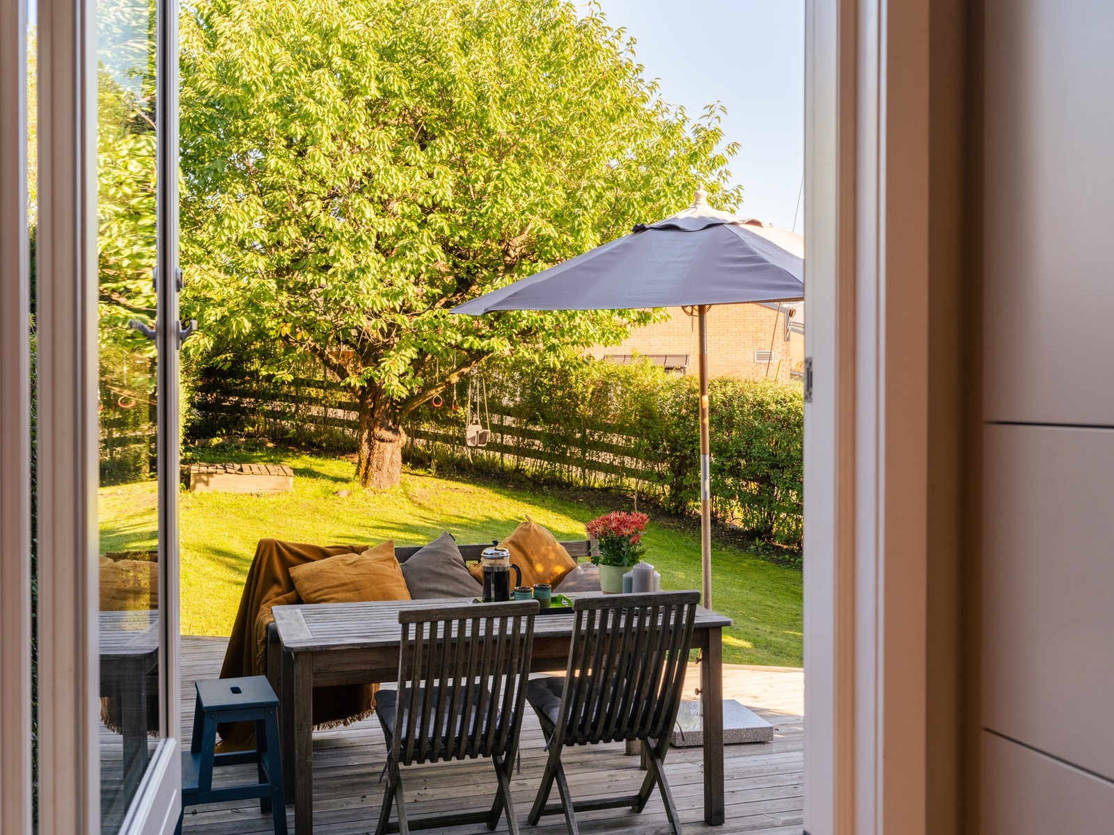 Utgang fra kjøkken til stor terrasse og hage. Galleribilde