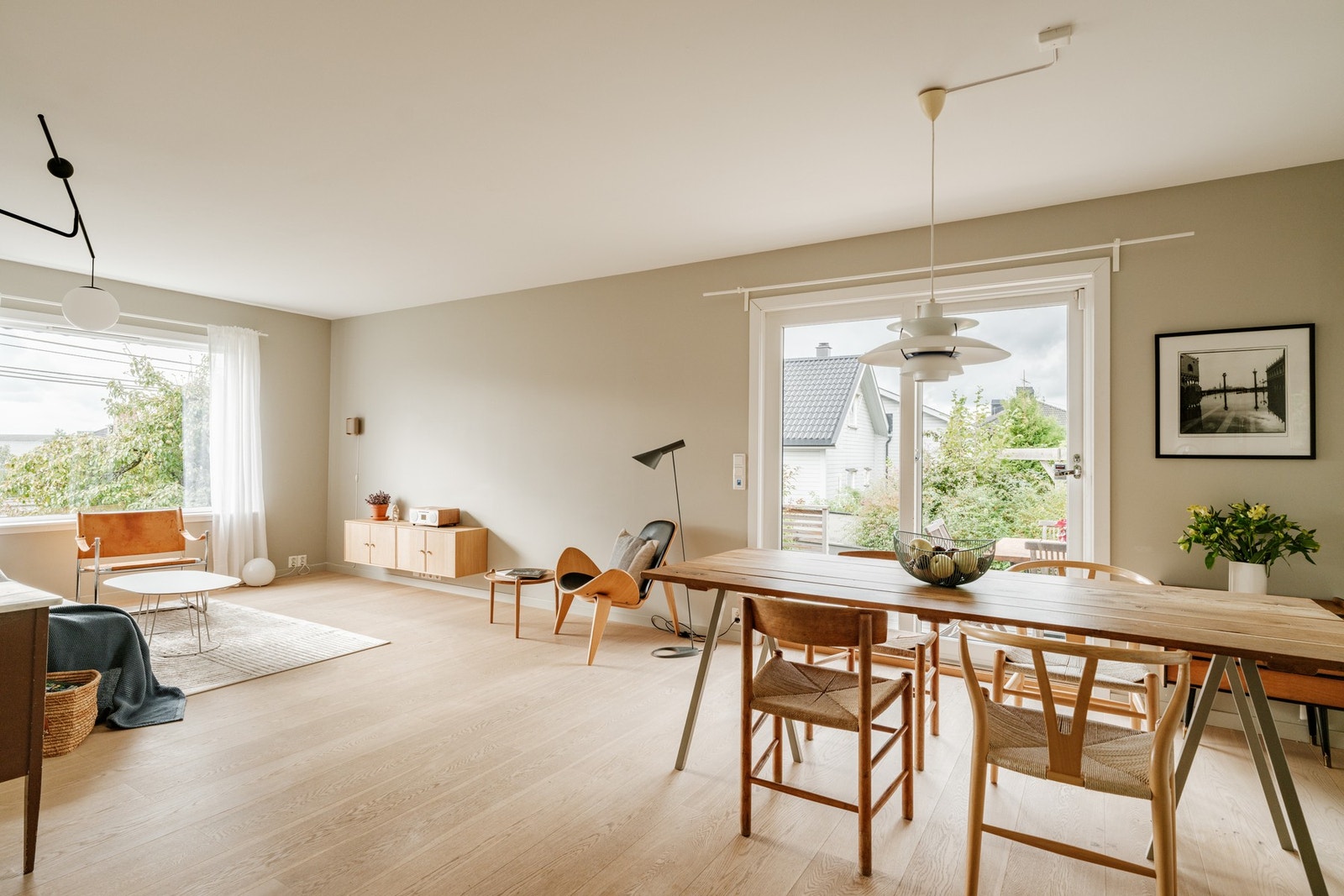 Svært gode lysforhold med syd- og vestvendte vindusflater. Galleribilde
