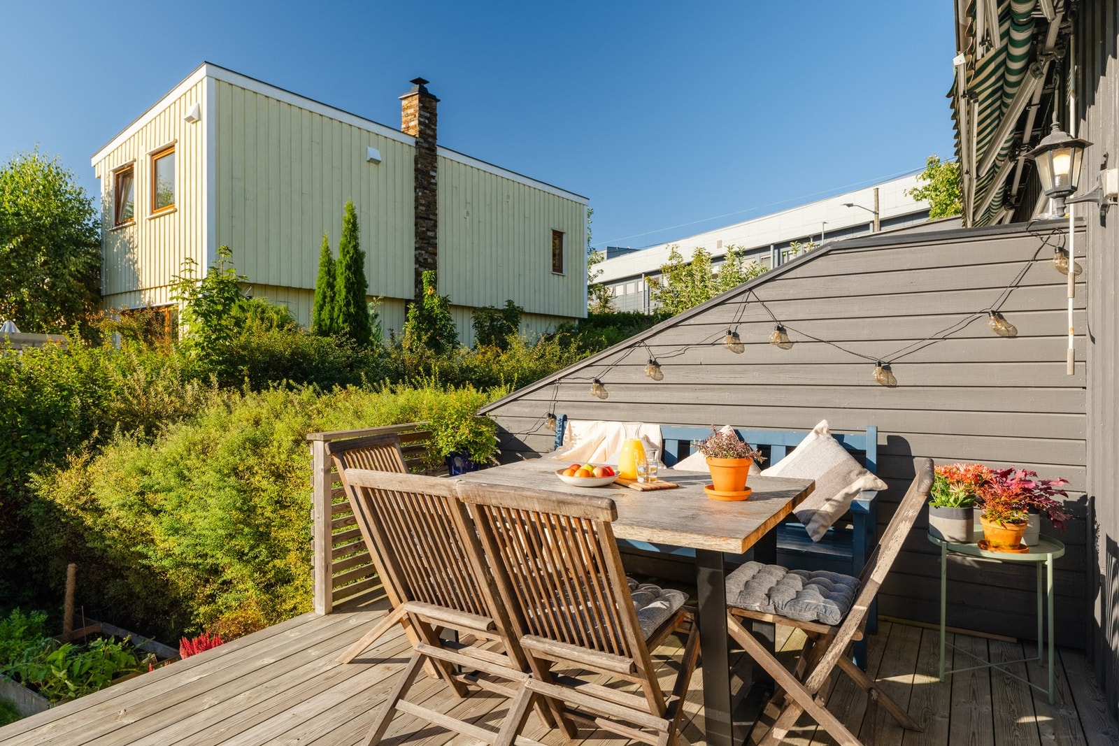 Stor vestvendt terrasse fra stuen. Galleribilde