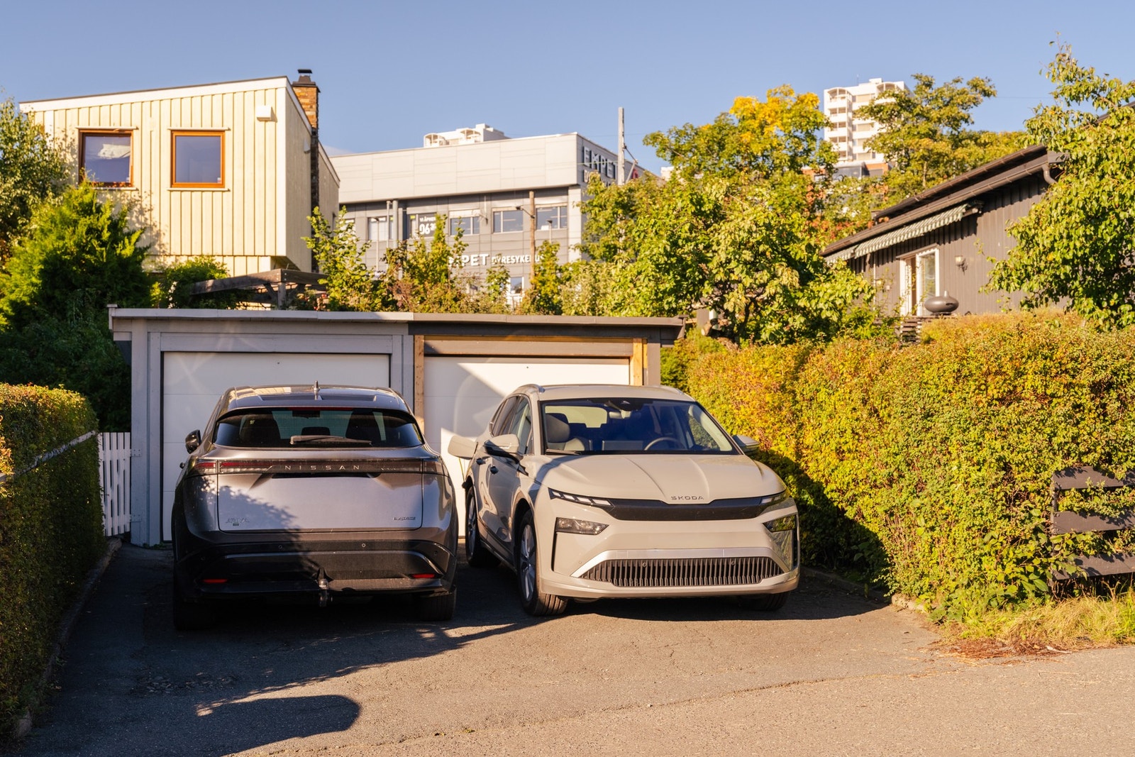 Boligen disponerer med 1 garasje med elektrisk port. Biloppstillingsplass i forkant. Galleribilde