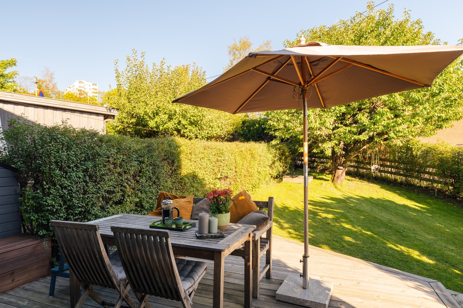 Utgang fra kjøkken til stor terrasse og hage. Galleribilde