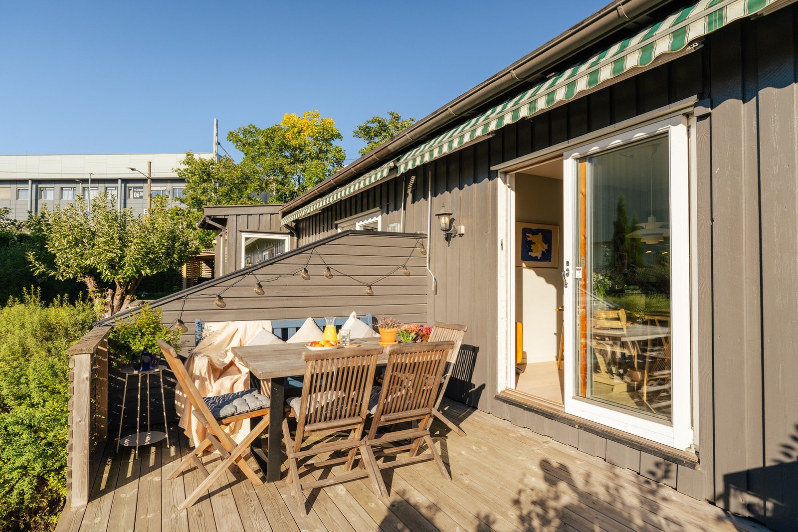 Solrik vestvendt terrasse og hageareal. Galleribilde