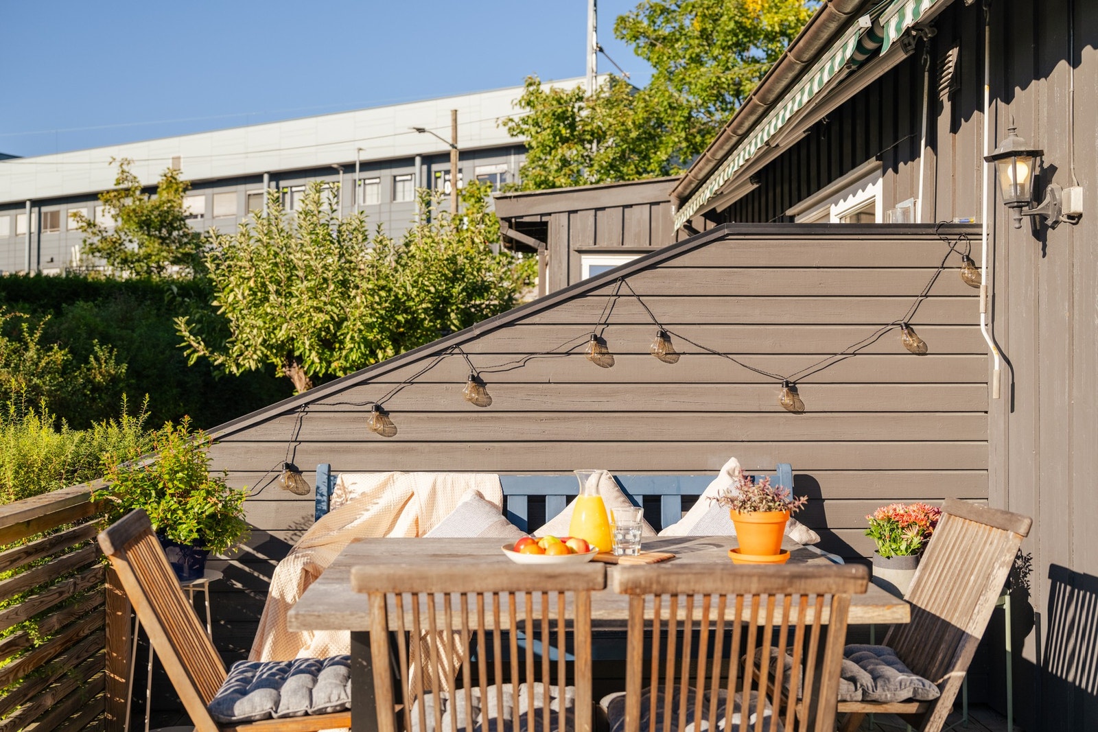 Stor vestvendt terrasse fra stuen. Galleribilde