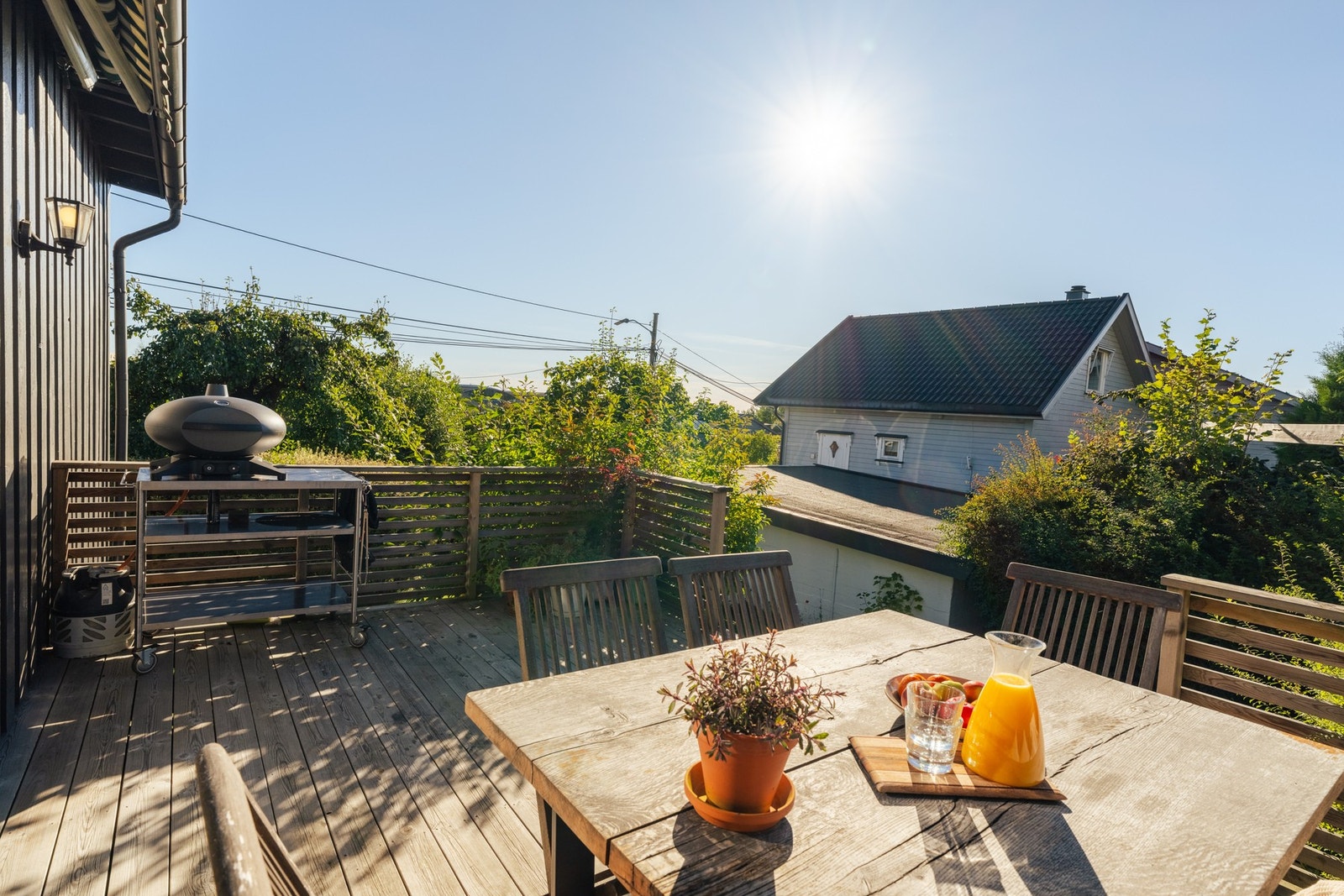 Solrik vestvendt terrasse og hageareal. Galleribilde