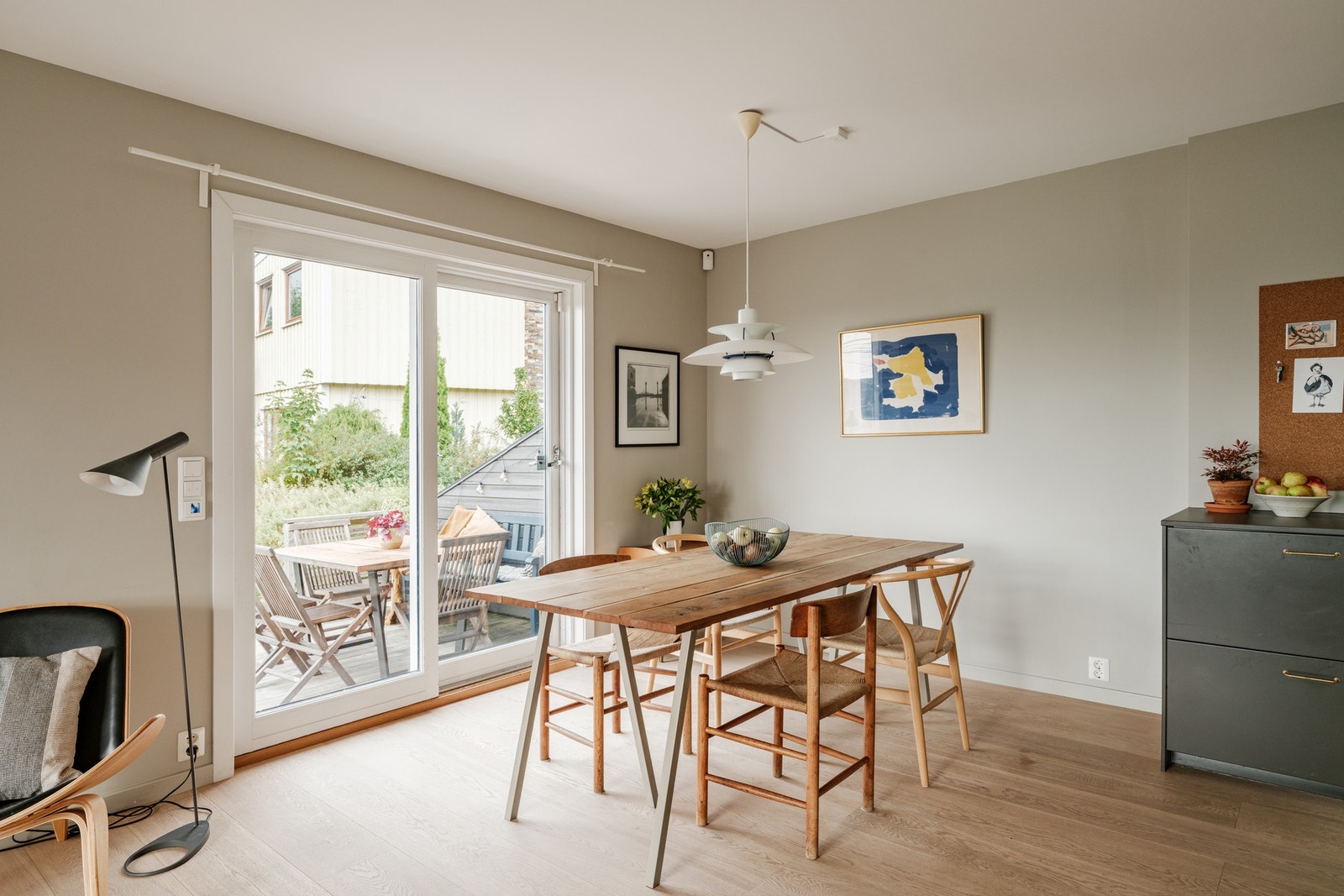 Velegnet plass for spisestue. Utgang til vestvendt terrasse og hageareal. Galleribilde