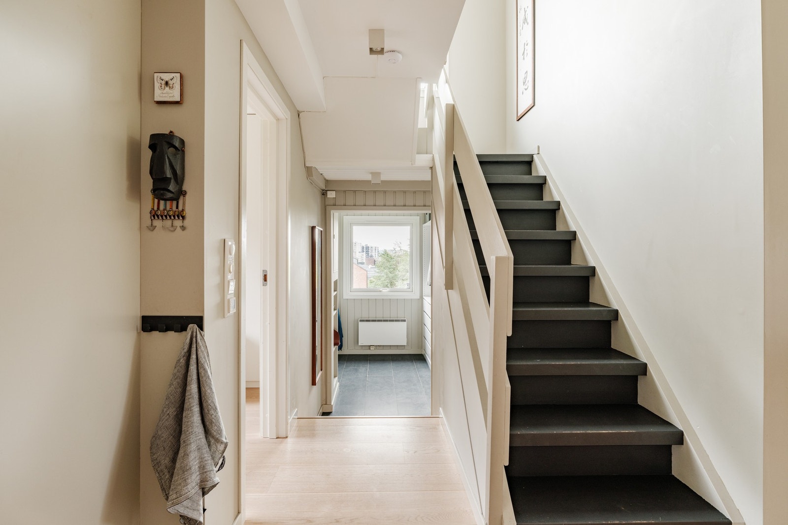 Entré/trapperom med adkomst til kjeller og 2. etg. Galleribilde