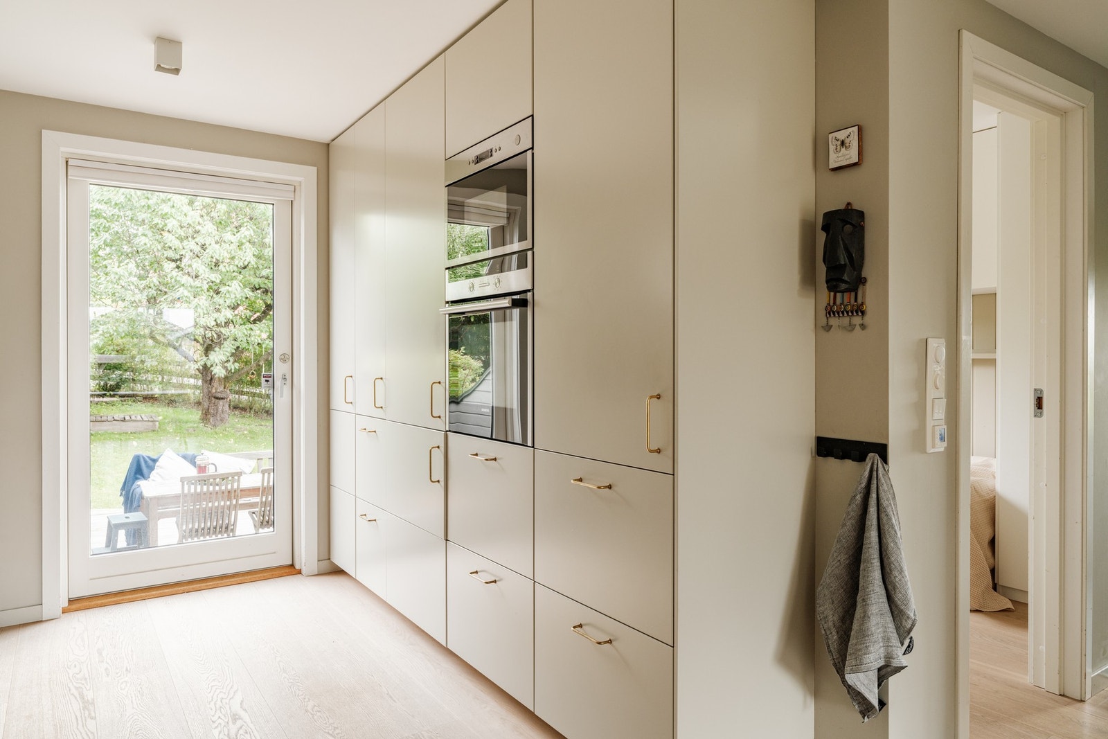 Utgang til solrik terrasse og hage. Galleribilde