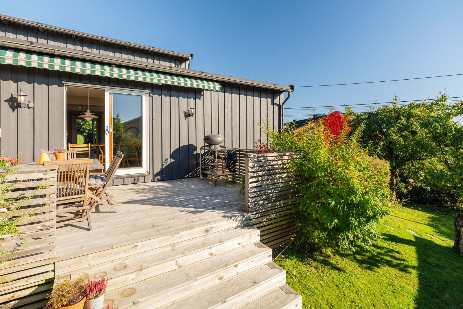 Solrik vestvendt terrasse og hageareal. Galleribilde