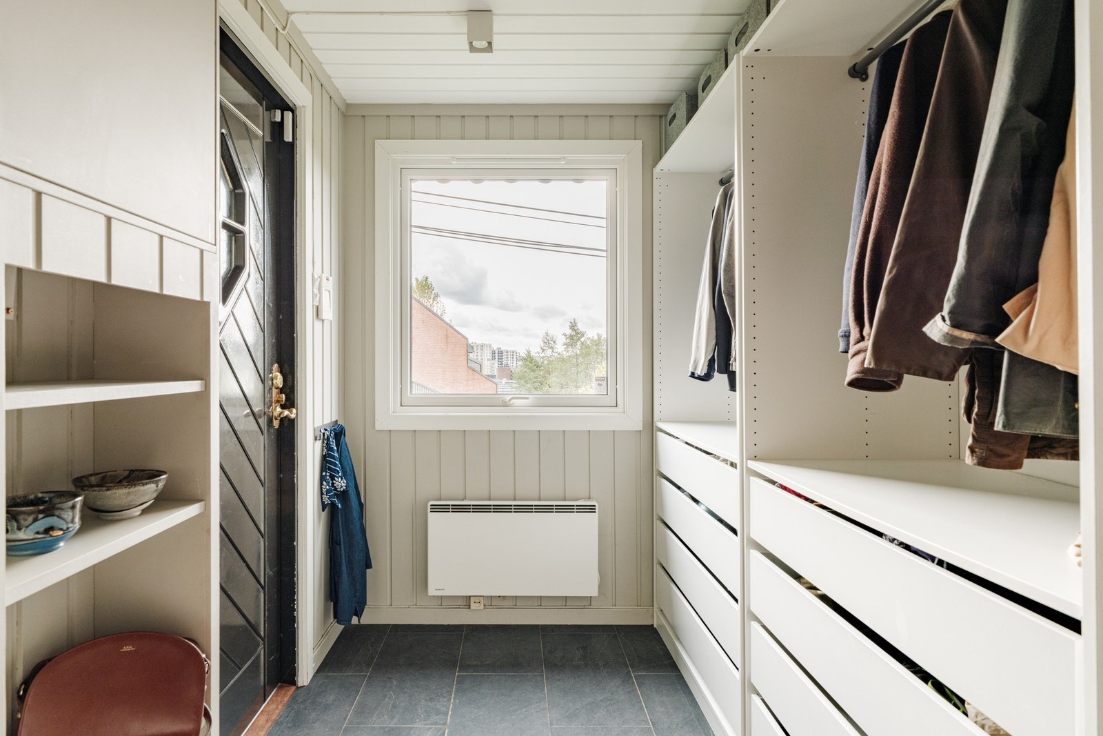 Entré med praktisk, romslig garderobeløsning. Galleribilde