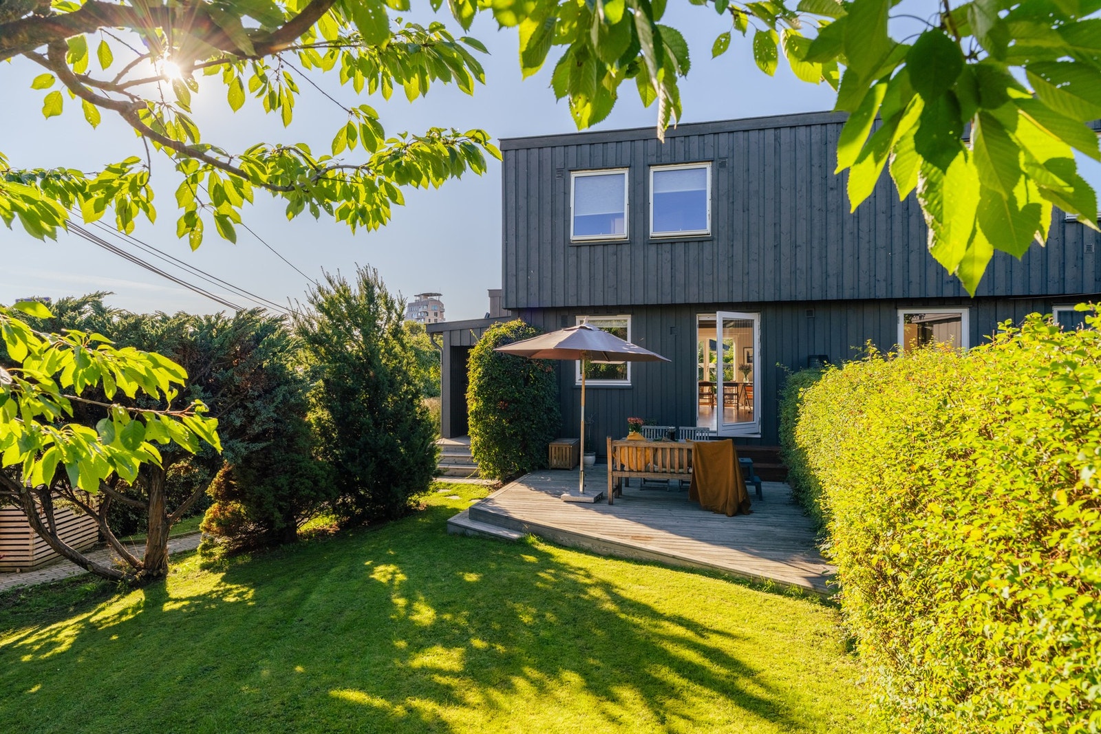 Utgang til terrasse og hagearel både fra kjøkken- og stuesiden. Galleribilde