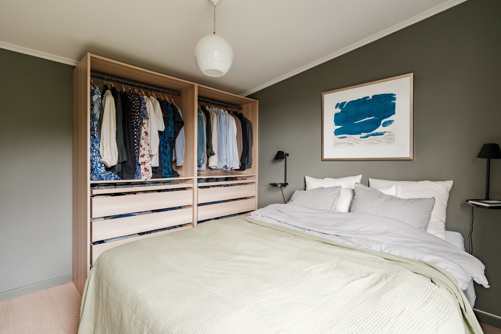 Hovedsoverom med rikelig skapplass. Galleribilde