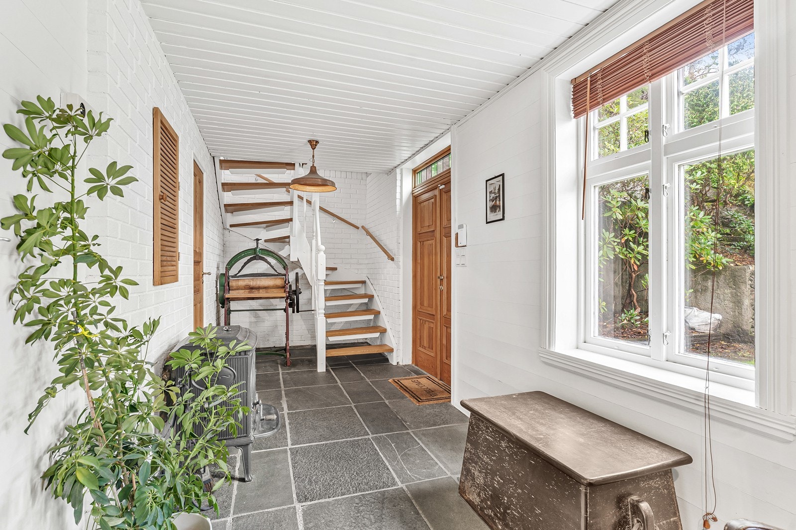 Velkommen inn i en lys og romslig entrè med god plass til å henge fra seg yttertøy og sko. Galleribilde