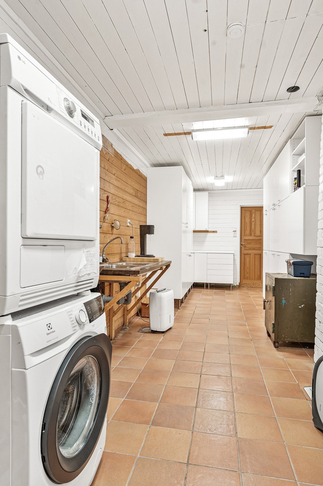 Godt med oppbevaringsplass i bod/vaskekjeller. Her finner man også ekstra kjøleskap. Galleribilde